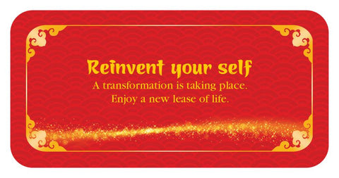 Dovanų kortelė raudona su aukso akcentais ir "Reinvent your self" tekstu, skirta pokyčių ir atsinaujinimo dovanai