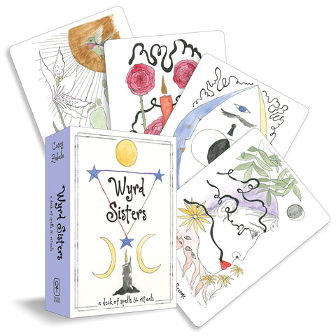 Tarot kortos Wyrd Sisters su violetiniu dėklu ir spalvotomis akvarelinėmis kortomis, atverstos fanuojant šalia pakuotės