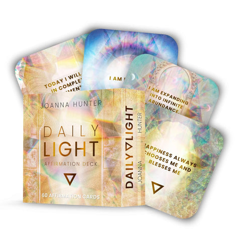 Affirmacijų kortelės Daily Light, Joanna Hunter — auksinė blizgi dėžutė su 60 įvairių spalvų ir raštų kortelių, fanu išskleistos ir parodytos komplekte
