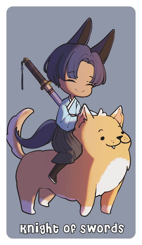 Riterio kardų taro korta, chibi kovotojas su violetiniais plaukais, kimono ir katana ant nugaros, jojantis pūstą šunį