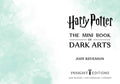 Harry Potter mini knyga su baltu viršeliu ir juodu tekstu, žalsvu akvarelės šonu ir priekinio viršelio vaizdu