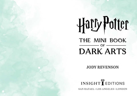Harry Potter mini knyga su baltu viršeliu ir juodu tekstu, žalsvu akvarelės šonu ir priekinio viršelio vaizdu