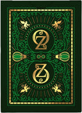 kortų nugarėlė tamsiai žalia su ryškiomis aukso Z monogramomis, simetrišku ornamentiniu raštu ir fone skriejančiais elementais