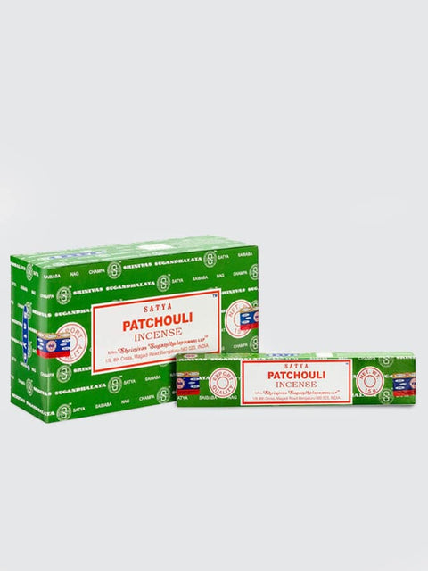 Patchouli smilkalai Satya, žalia firminė pakuotė su dėžute ir ilgesne įmaute, parodyti kaip skirtingi pakuočių variantai