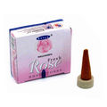 Nagchampa smilkalai Satya Fresh Rose rožinėje pakuotėje, priekyje vienas kūginis smilkalas ant mažo laikiklio