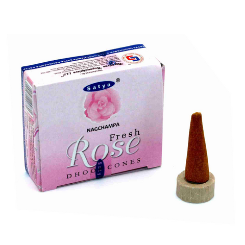 Nagchampa smilkalai Satya Fresh Rose rožinėje pakuotėje, priekyje vienas kūginis smilkalas ant mažo laikiklio