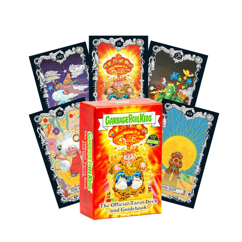 Taro kortų rinkinys Garbage Pail Kids — raudona dėžutė priekyje, penkios iliustruotos kortos vėduoklėje ir pridedama gidų knygelė