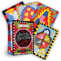 Tarot kortos The Gentle Thrills dėžutėje su 78 spalvingų iliustruotų kortų fanu ir pridedamu mažuoju vadovu, rodomos iš kampo