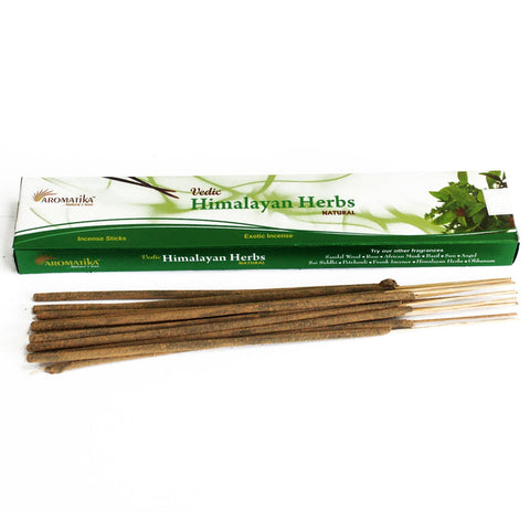 Smilkalai Aromatika Himalayan Herbs natūralios rudos lazdelės išdėstytos prieš žalsvą pakuotę, skirtos namų aromaterapijai