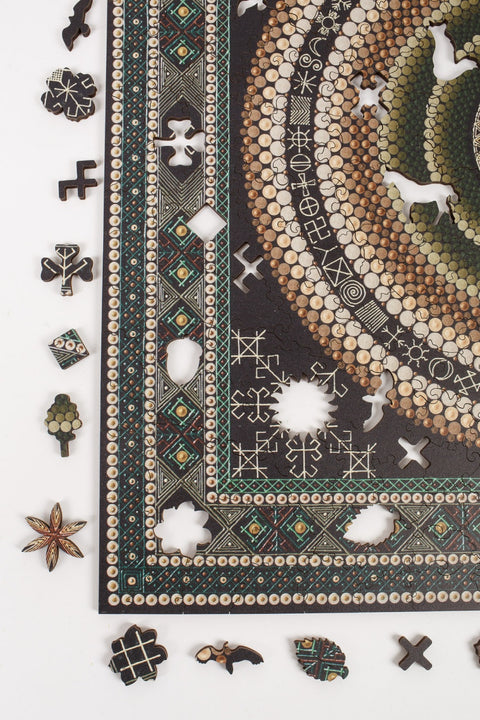 Medinė mandalos dėlionė „Baltų saulė“, 360 detalių