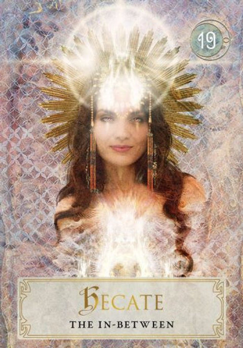 tarot korta Hecate – aukso ir pastelinių tonų iliustracija su saulės vainiku ir numeriu 19; vienos kortos variantas kolekciniam deniui