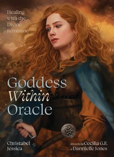 Orakulo kortos "Goddess Within" – viršelis su raudonplauke deive, mėlynu apsiaustu ir kardų simbolika