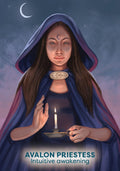 Avalon Priestess korta, priekinis portretas: moteris mėlyname bliuzone su kapišonu laiko žvakę, kaktą puošia pusmėnulis