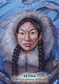 Plakatas Sedna, portretas inuitės su pūsta kailine gaubta ir tradicinėmis tatuiruotėmis, dominuoja mėlynos jūros atspalviai