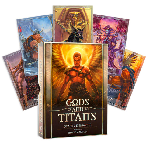 Kortų rinkinys Gods and Titans su stovinčia dėžute priekyje ir fanų išdėstytomis spalvotomis mitologinėmis kortomis