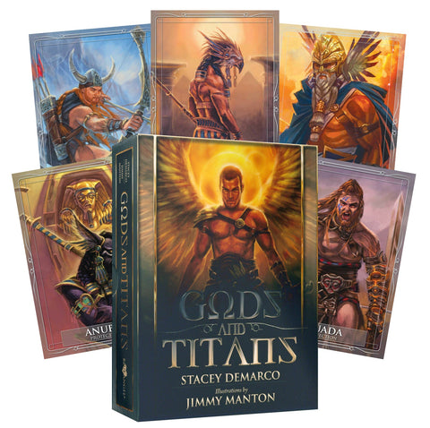 Kortų žaidimas Gods and Titans – tamsiai mėlynas dėklas su auksinėmis raidėmis ir šešiomis skirtingų dievų iliustruotomis kortomis