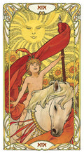 Tarot korta „Saulė“ – vertikalus meninis spaudinys su aukso geltonu fonu, raudona vėliava ir baltu arkliu, skirtas kolekcijai