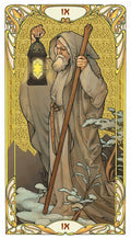 Tarot korta Hermitas su auksiniu rėmu, senolis laikantis žibintą ir lazdą, vertikalus detalus variantas
