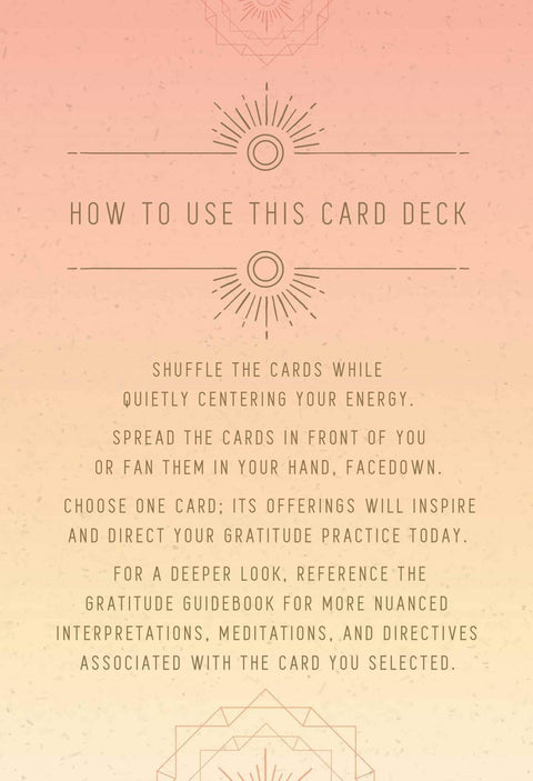 Kortų rinkinys instrukcija su rožine–kreminiu gradientu: maišykite kortas, išskleiskite, pasirinkite vieną ir naudokite vadovą