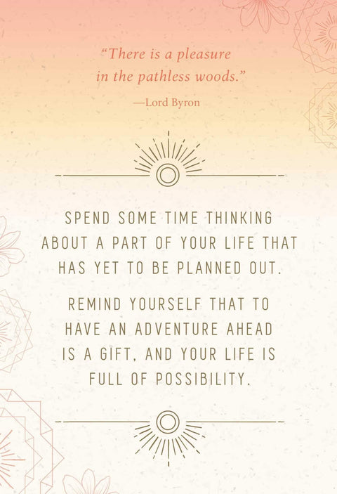 Motyvacinis plakatas su persiko ir smėlio spalvų gradientu, Lord Byron citata ir saulės ornamentais, skatinantis planuoti nuotykius