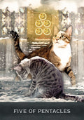 Tarot korta „Penki pentakliai“ su dviem katėmis žiemos scenoje, iliustruotas variantas, priekinis kampas galerijos peržiūrai