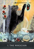 Tarot korta The Magician su juoda kate, žvake, puodeliu ir pentakliu — mistiškas iliustruotas dizainas, unikalus variantas galerijoje