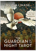 Guardian of the Night Tarot kortų rinkinys (MJ Cullinane) – 78 kortų dėžutė su gidų knygele, naktinė pelėda skrieja virš raudono mėnulio ir miško
