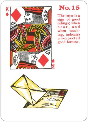 Lenormand korta Nr.15 „Laiškas“ — karalius su deimantais, ryškiai raudonas ir geltonas dizainas su atidarytu voku