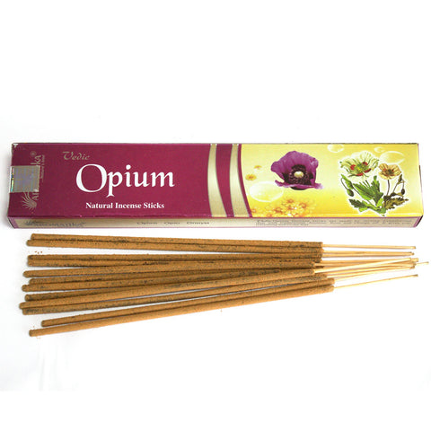 Opium smilkalai – 12 ilgų rudos spalvos lazdelių su bordo ir geltona pakuote, iš viršaus parodytas komplektas