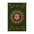 Tarot korta su žaliu fone, auksinėmis žvaigždėmis ir rožine gėle‑su‑akimi saulės centre, unikali mistinė variacija