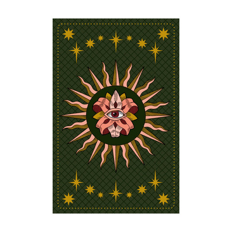 Tarot korta su žaliu fone, auksinėmis žvaigždėmis ir rožine gėle‑su‑akimi saulės centre, unikali mistinė variacija