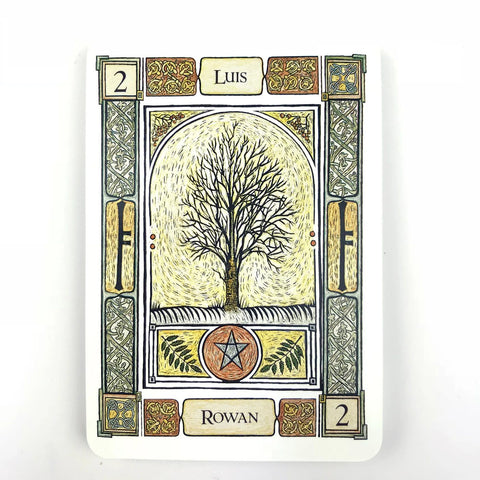 tarot korta Rowan (2) su detaliniu medžio piešiniu ir penktakampės žvaigždės emblema, priekinis baltai‑gelsvas dizainas ir dekoratyvūs kantai
