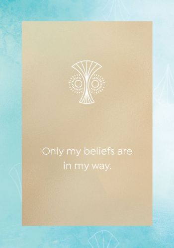Afirmacinis atvirukas, aukso-smėlio kortelė su baltu ornamentu ir užrašu Only my beliefs are in my way, parduodamas atskirai