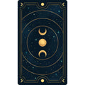 Tarot korta tamsiai mėlyna nugarėlė su auksinėmis mėnulio fazėmis ir koncentriškais žiedais, vertikalus vaizdas