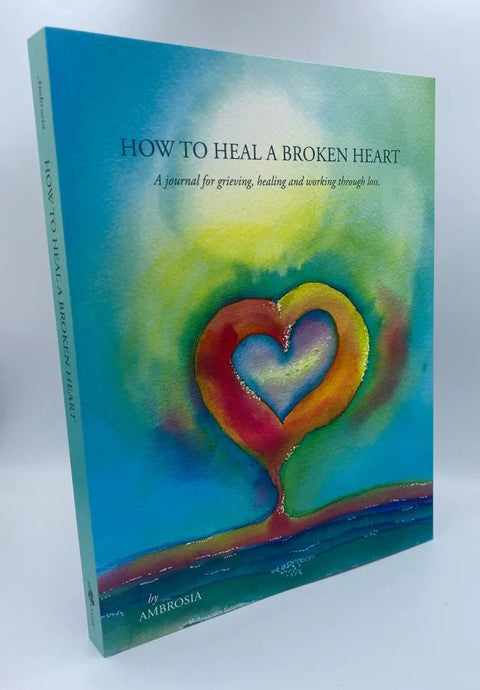 Knyga How to Heal a Broken Heart Ambrosia, ryškus spalvotas širdies viršelis, priekinis pasviręs kampas