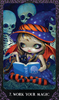 Tarot korta su raganėle fioletinėje skrybėlėje, juodu katinu ir kaukolėmis fone, numeris 7.