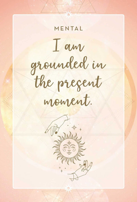 Plakatas Mental, persiko spalvos fone su auksiniu užrašu I am grounded in the present moment ir dekoratyvia saulės bei rankų iliustracija