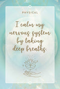Atsipalaidavimo kortelė su žaliai mėlynu fonu ir auksiniais užrašais, skirta giliam kvėpavimui ir nervų sistemos ramybai