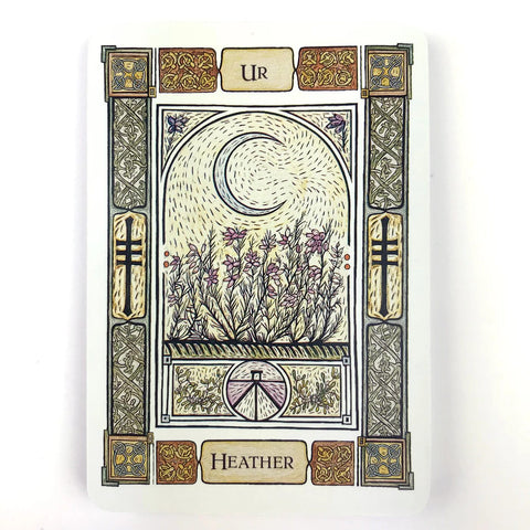 tarot korta Heather su mėnuliu ir švendrų žiedais, smėlio atspalvio fone ir ornamentiniu rėmu, priekinė pusė