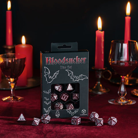 Vampyriškai raudonas RPG kauliukų rinkinys 7 vnt., sidabrinė graviruotė