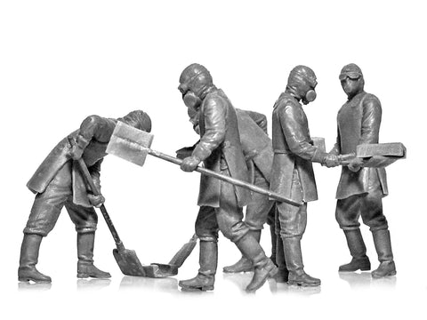 ICM Chernobyl #3 griuvėsių valytojai 1/35 plastikinis rinkinys