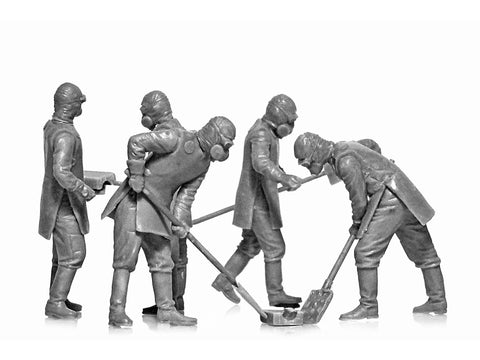 ICM Chernobyl #3 griuvėsių valytojai 1/35 plastikinis rinkinys