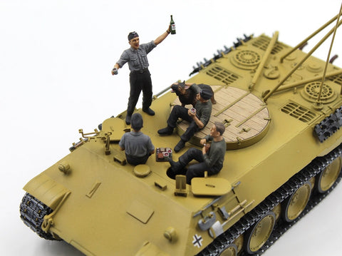 ICM „Prost!“ Vokiečių tankistų figūrėlės Bergepanther, 1/35 (35343)