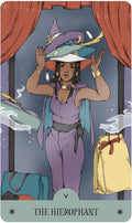 Taro korta Hierofantas, major arcana iliustracija su violetine apranga ir keliomis sukrautomis skrybėlėmis, unikali kortos versija