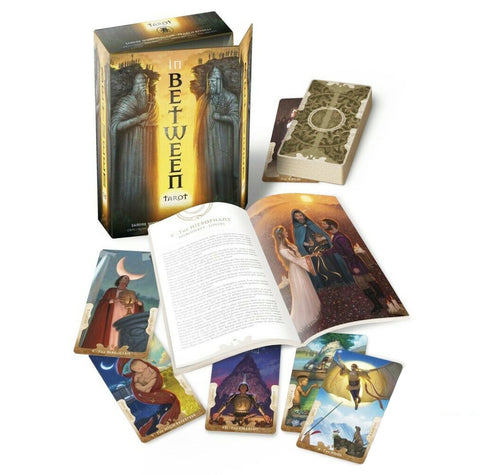 tarot kortos In Between su dėže, atviestu pridedamu vadovu ir keliomis išklotomis spalvotomis kortomis