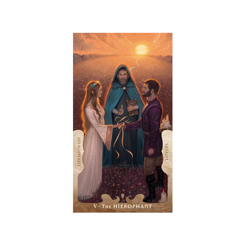 Tarot korta Hierophant (V), vertikali iliustracija: kunigas laimina porą prie saulėlydžio, ceremoninė juosta ir vingiuojantis kelias horizonte