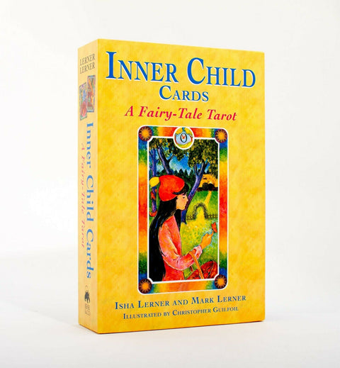 Tarot kortos Inner Child geltonoje dėžutėje su iliustruotu priekinio viršelio paveikslu, matomas stovintis kampas
