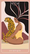 tarot korta Stiprybė: sėdinti moteris su leopardu, sodrios geltonos ir rausvos paletės, rami medituojanti poza