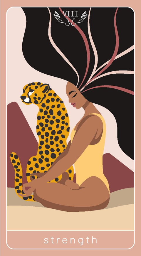 tarot korta Stiprybė: sėdinti moteris su leopardu, sodrios geltonos ir rausvos paletės, rami medituojanti poza