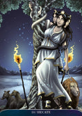 tarot korta Hekatė, trijų veidų deivė baltais drabužiais su gyvatėmis, fakelais ir liūtu naktiniame fone, unikalios medžio runos